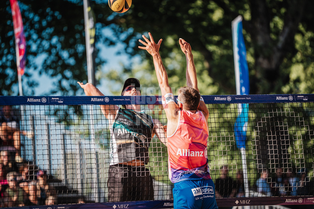 Beachvolleyball | Männer | Allianz German Beach Tour 2025 | Tourstop Düsseldorf | 09.05.2025 | v.l. Simon Pfretzschner beim Angriff gegen David Poniewaz