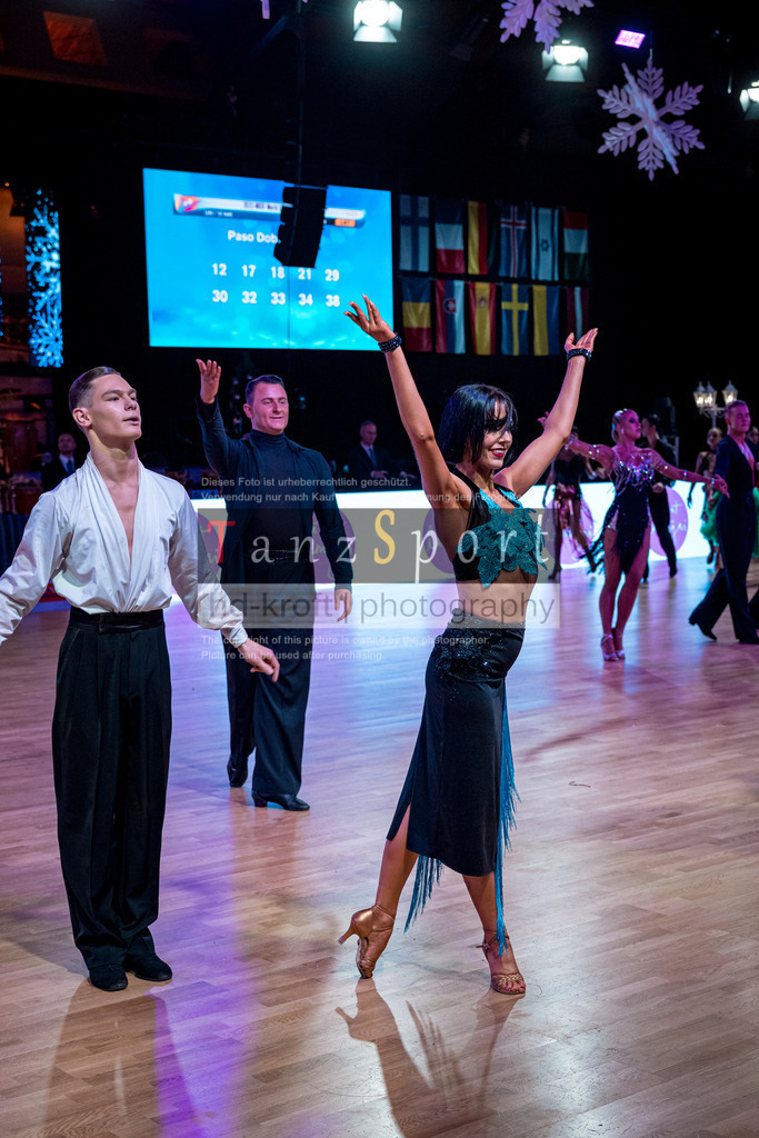 20251212_WDSF_World_Ch_Cup_RS-Lat_0739-2 | Tanzsportbilder, Standardtanz, Lateintanz, WDSF, DTV, LTVB, dancecomp, goc, hessen tanzt, blaues band der spree, walzer, tango, wiener walzer, slowfox, quickstepp, samba, rumba, cha-cha-cha, paso doble. jive, hd-kroft photography, turniertanzsport