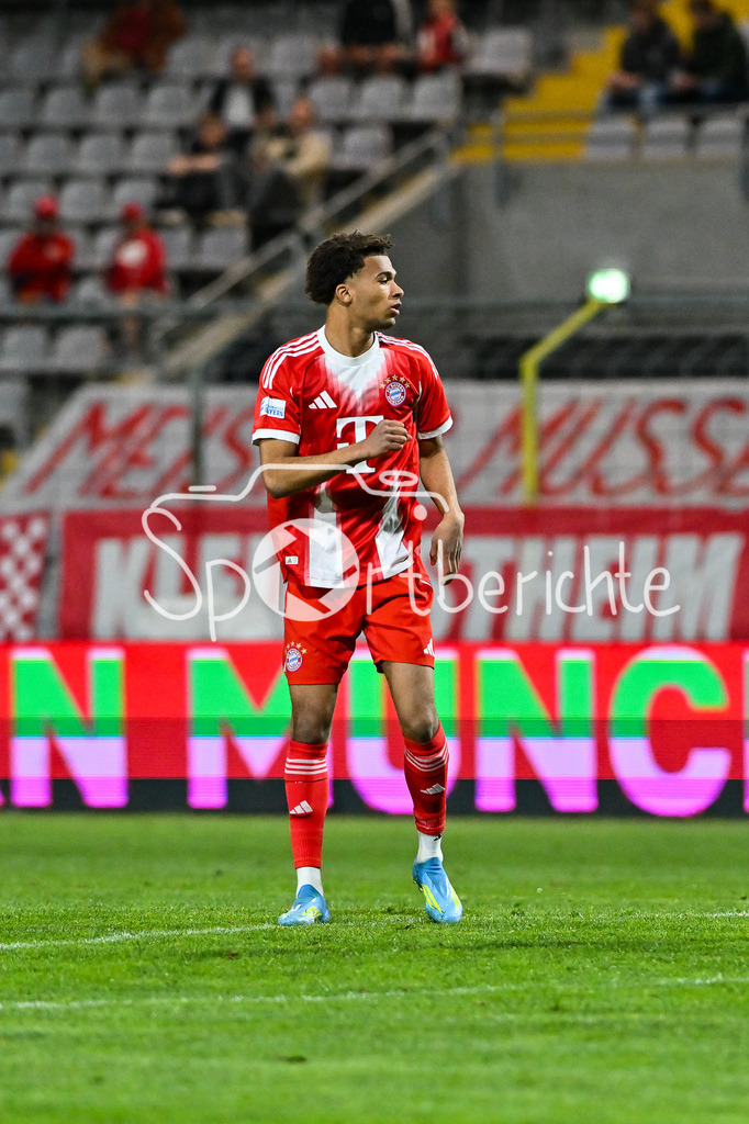 FC Bayern Amateure - SpVgg Ansbach | MUNICH, GERMANY - 17. APRIL: im Bild Sadiki CHEMWOR (FC Bayern München II 13) während dem Match zwischen den Amateuren des FC Bayern München und der SpVgg Ansbach am 29. Spieltag der Regionalliga Bayern im Grünwalder Stadion