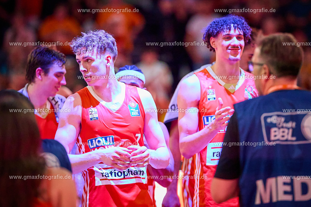 GER, ratiopharm ulm gegen FC Bayern, Basketball, 2. PlayOff, Finale, EasyCredit Bundesliga, Spielzeit 2024/2025, 18.06.2025 | Zufriedene Gesichter beim Team von ratiopharm ulm nach SpielendeGER, ratiopharm ulm gegen FC Bayern, Basketball, 2. PlayOff, Finale, EasyCredit Bundesliga, Spielzeit 2024/2025, 18.06.2025Foto: Eibner-Pressefoto/Gerald Oelze-de Stoppany