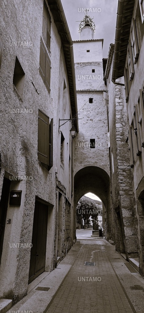 Tor Durchgang castellane2.0 | untamo - Realisiert mit Pictrs.com