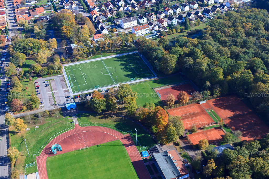 Luftbild: Bienwald-Stadion in Kandel im Bundesland Rheinland-Pfalz in Deutschland. Foto: IMG_34486.jpg vom 26.10.2010 durch Werner Riehm/FLY-FOTO.deTSV 1886 Kandel Leichtathletik - mit uns Spaß am Sport