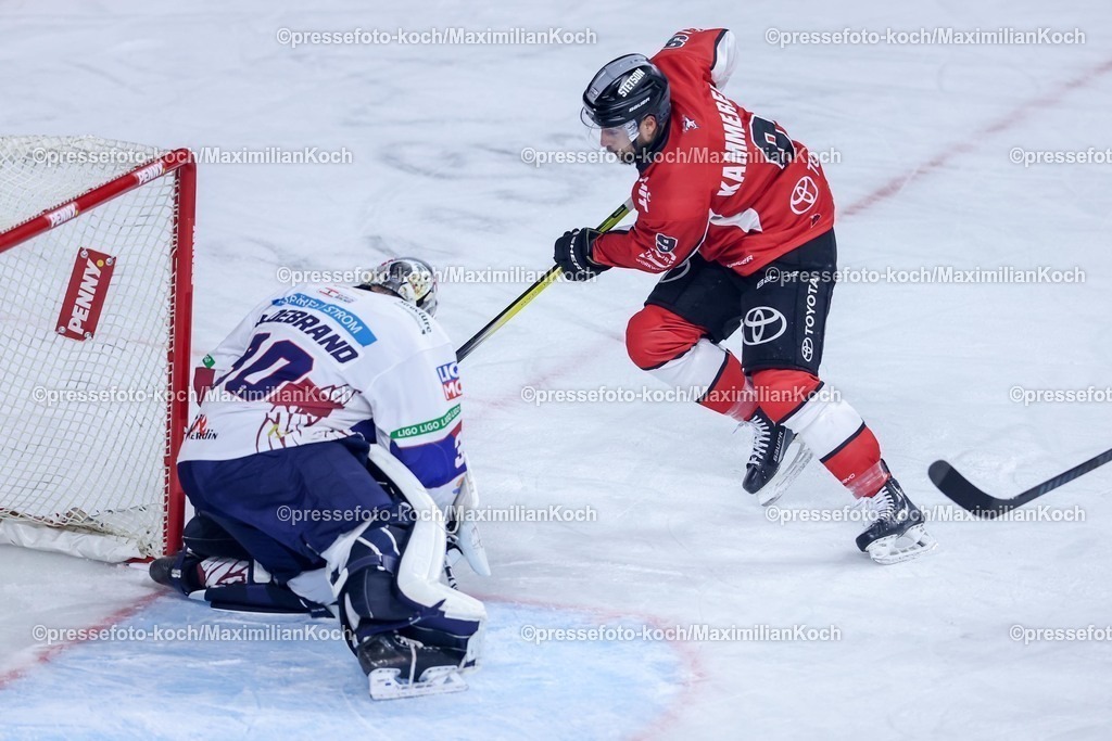 KEC23042501057 | 23.04.2025, Eishockey, DEL Finale Play-offs, Kölner Haie - Eisbären Berlin, Finale Spiel 3, Lanxess-Arena Köln: Maximilian Kammerer (Kölner Haie #9) wird im Zweikampf vor dem Tor von Goalie Jake Hildebrand (Eisbaeren Berlin #30) gestoppt 