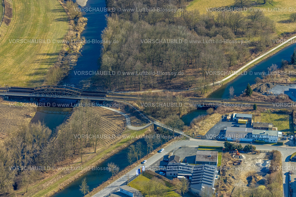 Wickede250305788 | Luftbild, Fluss Ruhr und Obergraben mit Eisenbahnbrücke und Fußgängerbrücke, Wickede, Soester Börde, Nordrhein-Westfalen, Deutschland