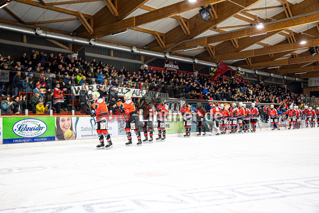 TSV Peißenberg MINERS gegen EHC Königsbrunn PINGUINE | Eishockey Bayernliga Herren Playoffs Viertelfinale 2024/25 - Spiel 6 von 7, TSV Peißenberg MINERS gegen EHC Königsbrunn PINGUINE, 20250221,Fans, Miners Spieler, Wir sind stolz auf euch,2025-02-21 in Peißenberg (Eisstadion Peißenberg)Copyright: WolfgangxLindner foto-lindner.de