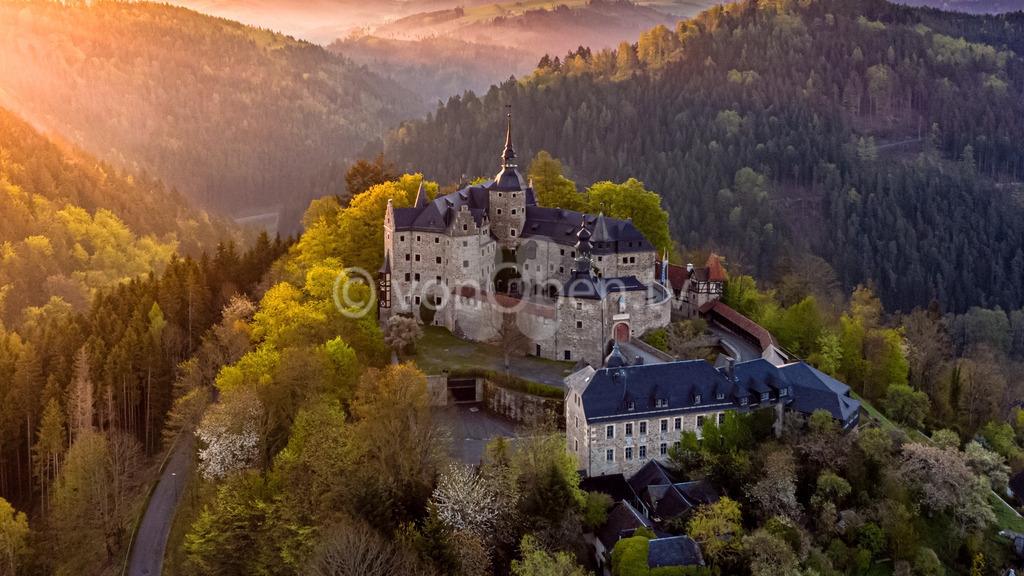 Die Burg Lauenstein zum Sonnenaufgang | Luftbilder, Drohnenbilder, Oberfranken, Bayern, Kronach, Lichtenfels, Kulmbach, Thüringen, Frankenwald, Thüringerwald - Realisiert mit Pictrs.com
