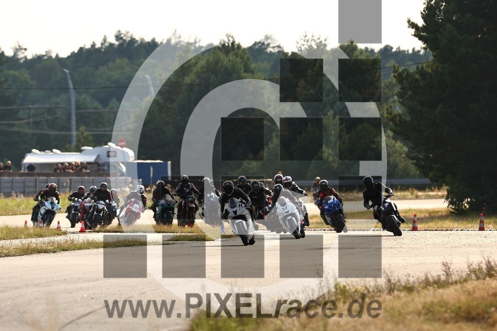 start-20240803_05327 | Schöne Erinnerungen an spannende Momente - das festzuhalten ist unser Job. PIXELrace.de ist seit 2003 auf den Rennstrecken Europas unterwegs um die Action draußen beim Fahren und die wunderbare Stimmung imm Fahrerlager für euch einzufangen.