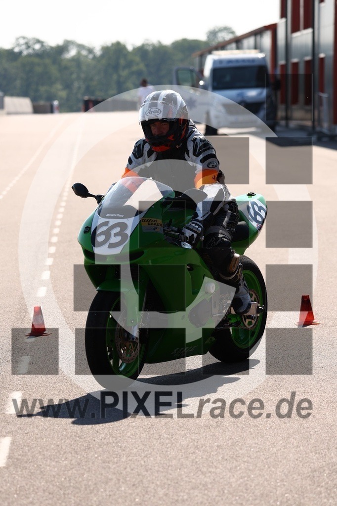 0063-20250619_00369 | Schöne Erinnerungen an spannende Momente - das festzuhalten ist unser Job. PIXELrace.de ist seit 2003 auf den Rennstrecken Europas unterwegs um die Action draußen beim Fahren und die wunderbare Stimmung imm Fahrerlager für euch einzufangen.
