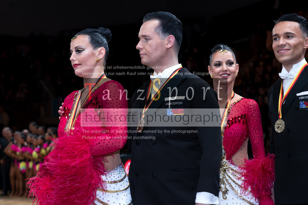 20241109_DM-Formationen_7637 | Tanzsportbilder, Standardtanz, Lateintanz, WDSF, DTV, LTVB, dancecomp, goc, hessen tanzt, blaues band der spree, walzer, tango, wiener walzer, slowfox, quickstepp, samba, rumba, cha-cha-cha, paso doble. jive, hd-kroft photography, turniertanzsport