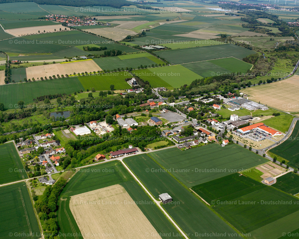 2638085 | POSTHOF 09.06.2006 Landwirtschaftliche Nutzflächen und Feldgrenzen  umsäumen das Siedlungsgebiet des Dorfes in Posthof im Bundesland Niedersachsen, Deutschland // Agricultural land and field boundaries surround the settlement area of the village  in Posthof in the state Lower Saxony, Germany Foto: Gerhard Launer