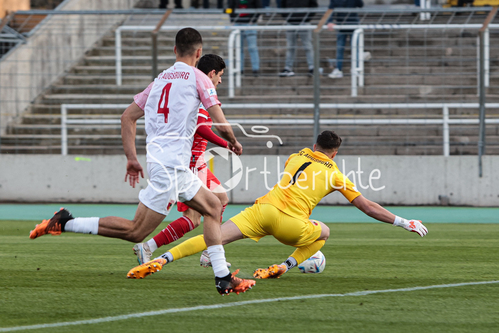 FC Bayern Amateure - FC Augsburg II | Grant Leon RANONS (FCB #22) umkurvt in dieser Szene Marcel LUBIK (FCA #1) und erzielt den Ausgleich zum 1-1
