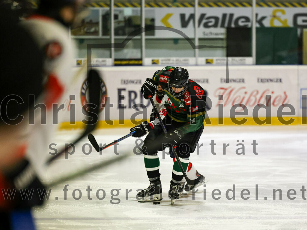 2022-12-04_021_TSV_Erding_gegen_EHC_Klostersee | Erding, Deutschland, 04.12.2022:
Eishockey, Bayernliga U17 2022 / 2023, 11. Spieltag, TSV Erding gegen EHC Klostersee, Endergebnis: 3:5

Jan Markmann (EHC Klostersee, #24), Elias Mohyla (Erding Gladiators, #14)

Foto: Christian Riedel / fotografie-riedel.net