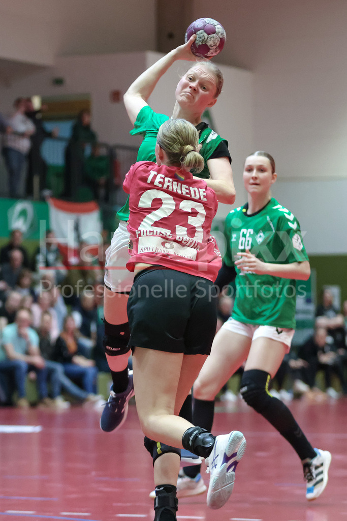 Handball, 2. Bundesliga Frauen, SV Werder Bremen - Füchse Berlin | v.li.: Denise Engelke (SV Werder Bremen, 18) beim Wurf, am Ball, Spielszene, Aktion, Action, Isa Ternede (Füchse Berlin, 23)