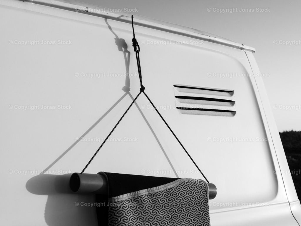 Emma and the Wetsuit | A wetsuit hanging from the roof of my car.  - Realisiert mit Pictrs.com