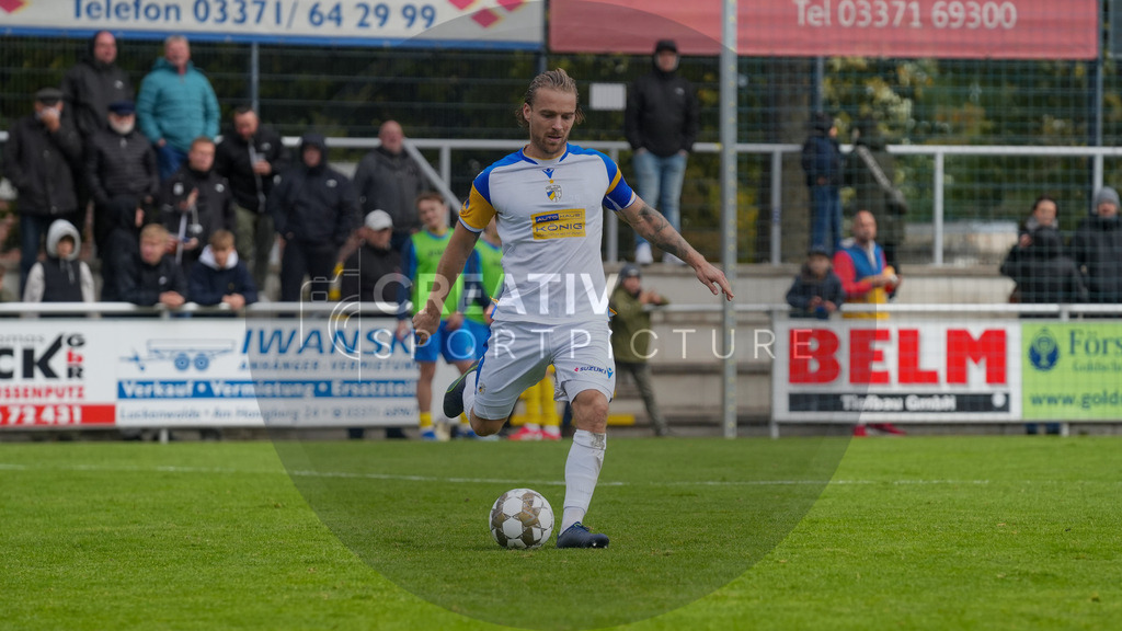 Fußball, Herren, Saison 2025/2026, Regionalliga Nordost, 11. Spieltag, FSV 63 Luckenwalde vs. FC Carl-Zeiss Jena, Samstag 05.10.2025, Werner-Seelenbinder-Stadion Luckenwalde, | Fußball, Herren, Saison 2025/2026, Regionalliga Nordost, 11. Spieltag, FSV 63 Luckenwalde vs. FC Carl-Zeiss Jena, Samstag 05.10.2025, Werner-Seelenbinder-Stadion Luckenwalde, Im Bild: Nils Butzen (Jena) - Realisiert mit Pictrs.com