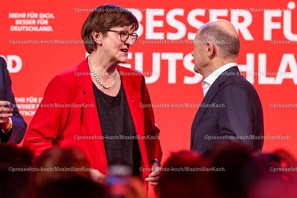 SPD21022502319 | 21.02.2025, Wahlkampfveranstaltung SPD,  Abschlusskundgebung der Sozialdemokratische Partei Deutschlands vor den Bundestagswahlen, Westfalenhalle Dortmund. Im Bild: Bundeskanzler der Bundesrepublik Deutschland und Spitzenkandidat der SPD - Olaf Scholz (SPD) zusammen mit Saskia Esken (Parteivorsitzende SPD)