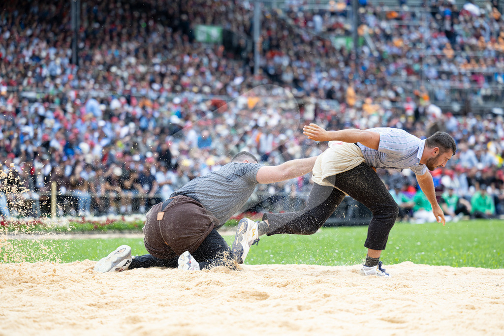 ESAF2025_04Gang_5395 | Die Schwinger des Schwyzer Kantonalen Schwingerverbandes: Fotos, die Dynamik und Leidenschaft festhalten, sowie emotionale Momente aus dem traditionellen Schwingsport zeigen. - Realisiert mit Pictrs.com