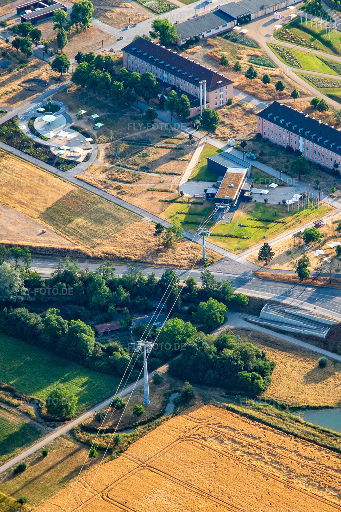 Luftbild: Seilbahnstation Spinelli der Seilbahn vom Spinelli- zum Luisenpark der Bundesgartenschau Mannheim BUGA 2023 https://www.buga23.de/ im Ortsteil Feudenheim in Mannheim im Bundesland Baden-Württemberg in Deutschland.Foto: IMG_136922.jpg vom 24.06.2023 durch Werner Riehm/FLY-FOTO.deAuflösung des Originals: 2400 x 3600 px