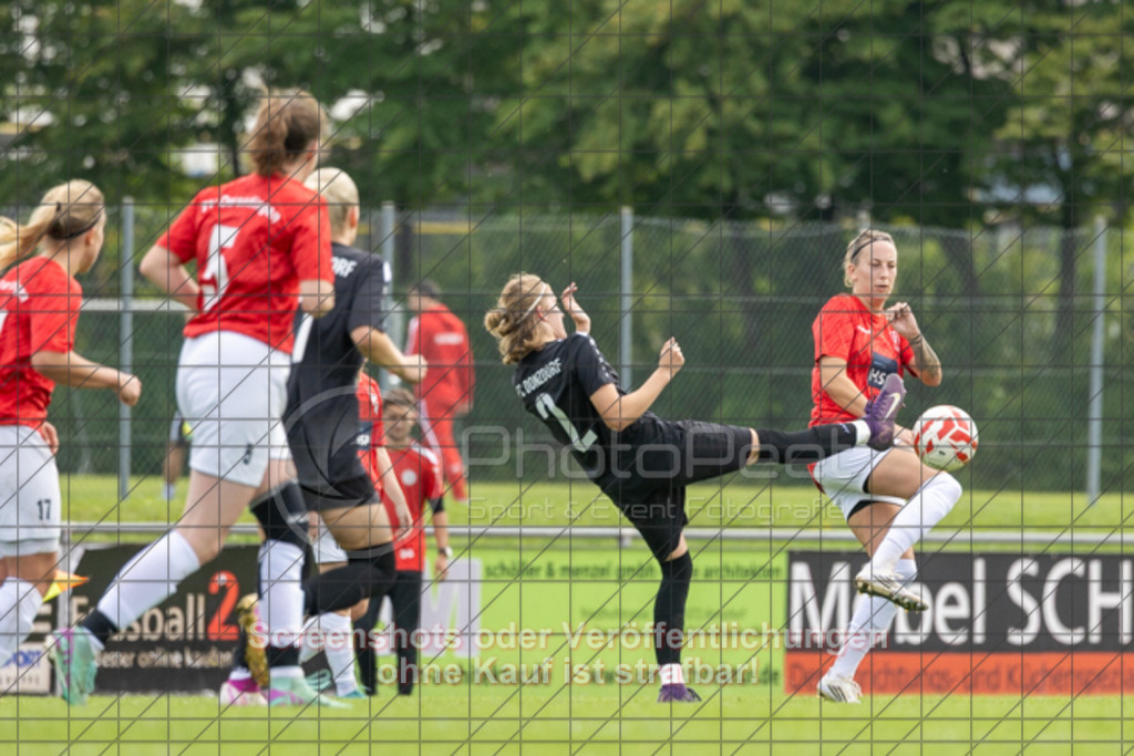 20250928_135126_0345 | #,1.FC Donzdorf (schwarz) vs. TV Derendingen (rot), Fussball, Frauen-Verbandsliga Württemberg, 03. Spieltag, Saison 2025/2026, Rasenplatz Lautertal Stadion, Süßener Straße 16, 73072 Donzdorf, 28.09.2025 - 13:00 Uhr,Foto: PhotoPeet-Sportfotografie/Peter Harich