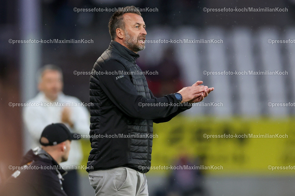 RWE3Liga25092401006 | 25.09.2024, Essen, Fußball,  Rot-Weiss Essen – Borussia Dortmund II (U23), bwin 3. Liga Herren, Stadion an der Hafenstraße, 7. Spieltag Saison 2024 2025: Trainer Christoph Dabrowski (Cheftrainer RWE) klatscht freudig in die Hände  DFB regulations prohibit any use of photographs as image sequences and or quasi-video.