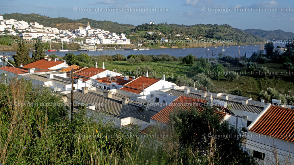 Rio Guadiana bei Alcoutim und Sanlucar del Guadiana | Alcoutim ist eine Kleinstadt und ein Kreis mit 2523 Einwohnern in Portugal, im Distrikt Faro. Sie liegt im äußersten Nordosten der Algarve am hier zu sehenden Grenzfluss Guadiana. Auf der anderen Seite liegt Spanien. - Realisiert mit Pictrs.com