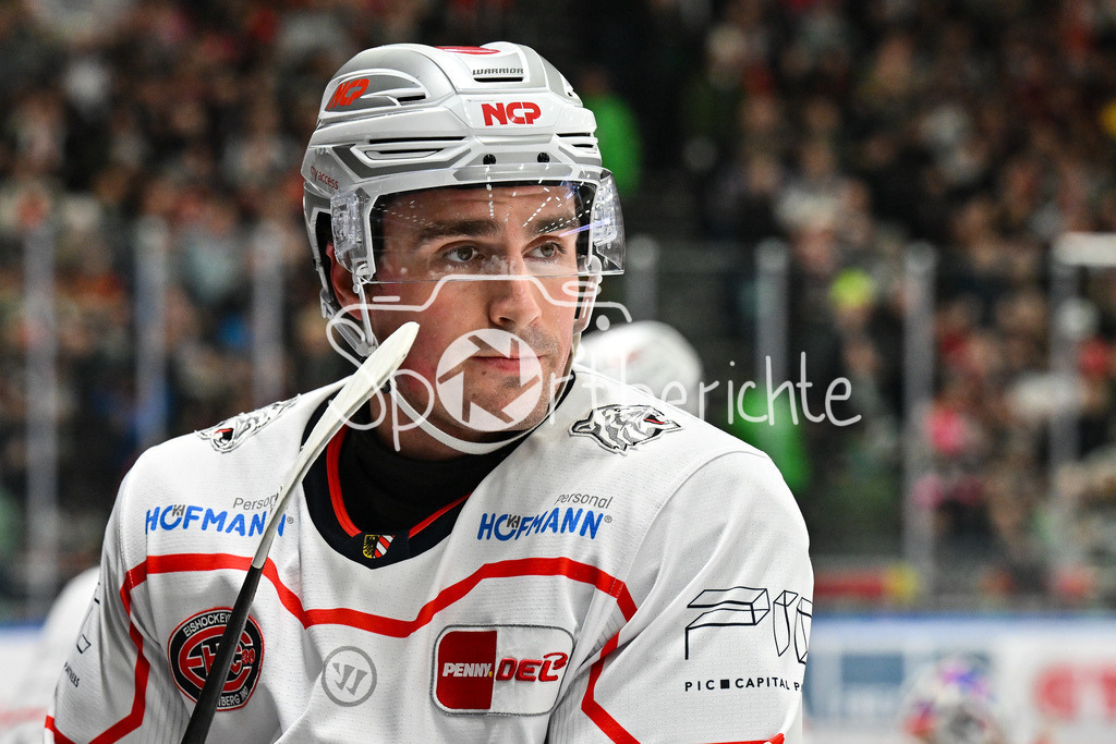 Augsburger Panther - Nürnberg Ice Tigers | AUGSBURG, GERMANY - 23. DECEMBER: im Bild Brett MURRAY (Nürnberg Ice Tigers 81) / Einzelfoto / Freisteller auf der Bank der Tigers während dem Match zwischen den Augsburger Panthern und den Nürnberg Ice Tigers am 31. Spieltag der Penny DEL im Curt Frenzel Stadion