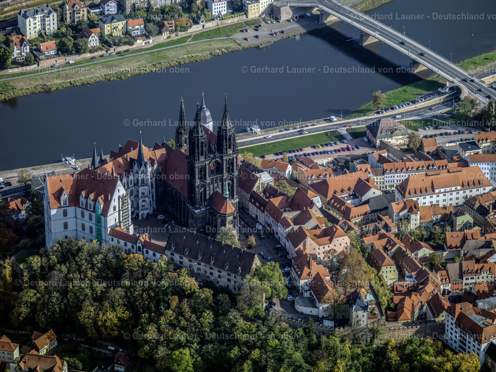 2888166 | MEIßEN 2008 Burganlage des Schloß Albrechtsburg mit dem Hochstift Dom am Domplatz am Ufer des Flußverlaufes der Elbe in Meißen im Bundesland Sachsen. Weiterführende Informationen bei: Hochstift Meißen,  Staatliche Schlösser, Burgen und Gärten Sachsen gemeinnützige GmbH (SBG),  Stadt Meißen. // Castle of Schloss Albrechtsburg on Domplatz in Meissen in the state Saxony. Further information at: Hochstift Meissen,  Staatliche Schloesser, Burgen und Gaerten Sachsen gemeinnuetzige GmbH (SBG),  Stadt Meissen. Foto: Gerhard Launer