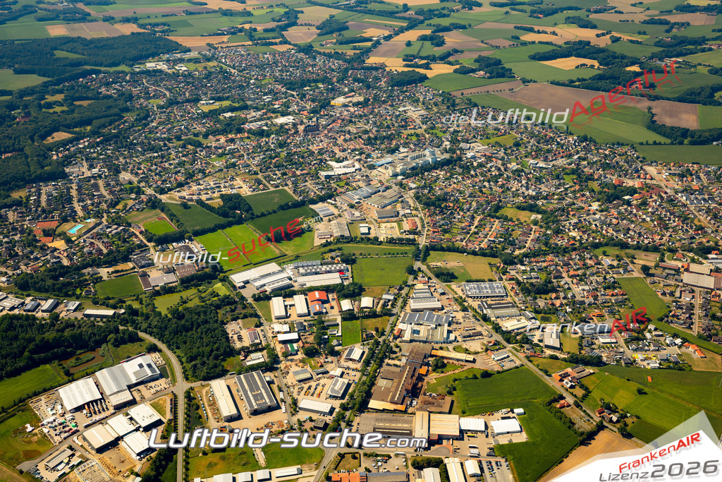 Aktuelles Luftbild von  Dinklage - Die Luftaufnahme wurde 2022 mittels UL-Flugzeug erstellt ( keine Drohne ) - hochauflösende Kamera-Systeme von  Canon -Beste Qualität - Für grossformatige Ausdrucke geeignet. Die Geschenkidee !