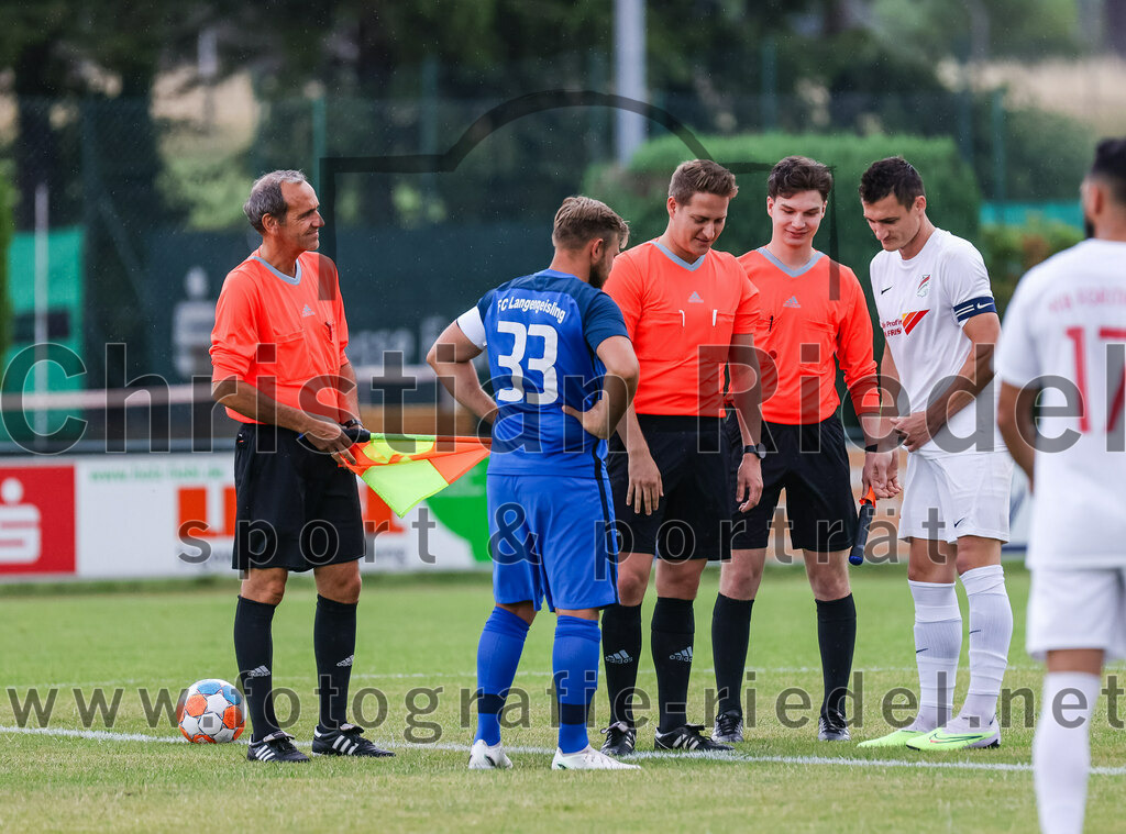 2023-06-30_009_FC_Langengeisling_gegen_VfB_Forstinning | Erding, Deutschland, 30.06.2023:
Fußball, Bezirksliga Oberbayern Ost 2023 / 2024, Testspiel, FC Langengeisling gegen VfB Forstinning, Endergebnis: 3:0

Hannes Dornauer (FC Langengeisling, #33), Schiedsrichter Manuel Müller, Mathias Hirt (VfB Forstinning, #4)

Foto: Christian Riedel / fotografie-riedel.net