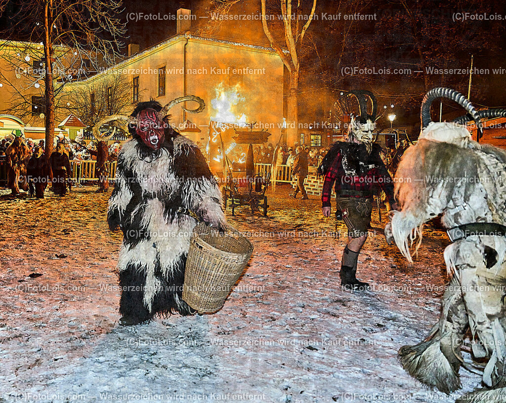 ALP9706_Wieselburger ADVENT_Wintersonnenwende_Perchtenlauf | (C)FotoLois.com, Alois Spandl, Wieselburger Advent, Wintersonnenwendfeier mit Umzug durch die Stadt, Sonnenwendfeuer und Perchtenlauf mit Show im Schlosspark, Mitwirkung der Partnergemeinde EINBECK, Sa 17. Dezmber 2022.