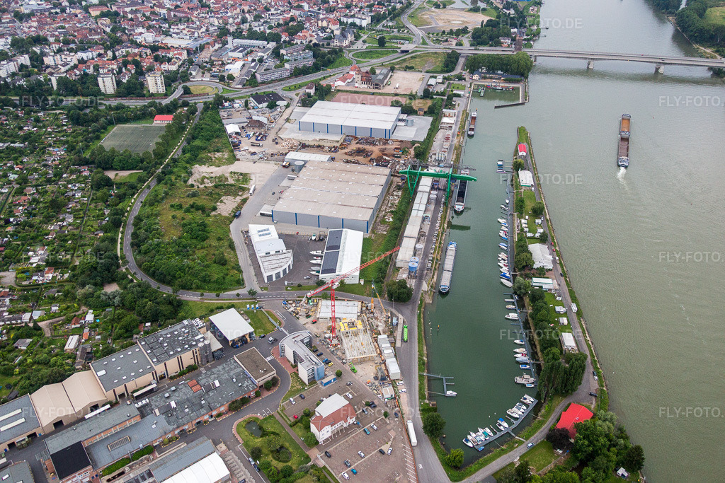 Luftbild: Kaianlagen und Schiffs- Anlegestellen am Hafenbecken des Binnenhafen Floßhafen am Rhein in Worms im Bundesland Rheinland-Pfalz in Deutschland. Foto: IMG_091082.jpg vom 04.07.2016 durch Werner Riehm/FLY-FOTO.de
