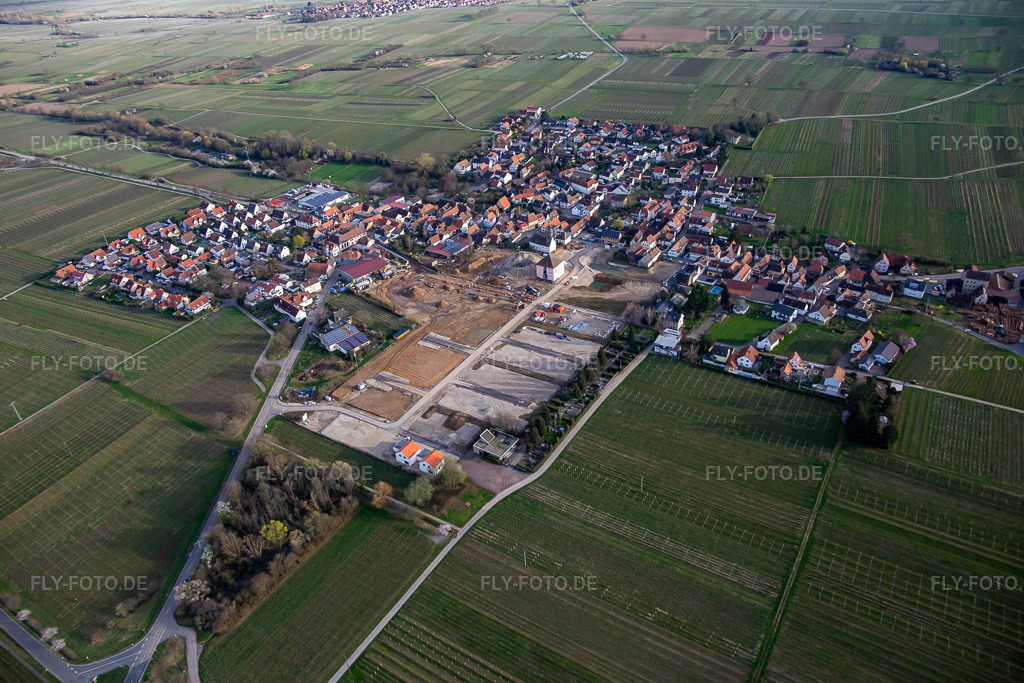 Luftbild: Neubaugebiet am ehemaligen Böchinger Schloss und Friedhof Böchingen in Böchingen im Bundesland Rheinland-Pfalz in Deutschland. Foto: IMG_140045.jpg vom 14.03.2024 durch Werner Riehm/FLY-FOTO.de