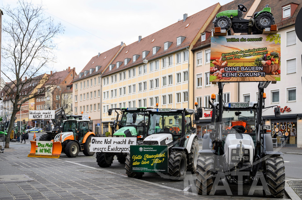 _DWI0367 | Bauerndemo gegen Agrarpolitik der Bundesregierung  auf dem Straße Obstmarkt und Hauptmarkt . Nürnberg, 08.01.2024 - Realisiert mit Pictrs.com