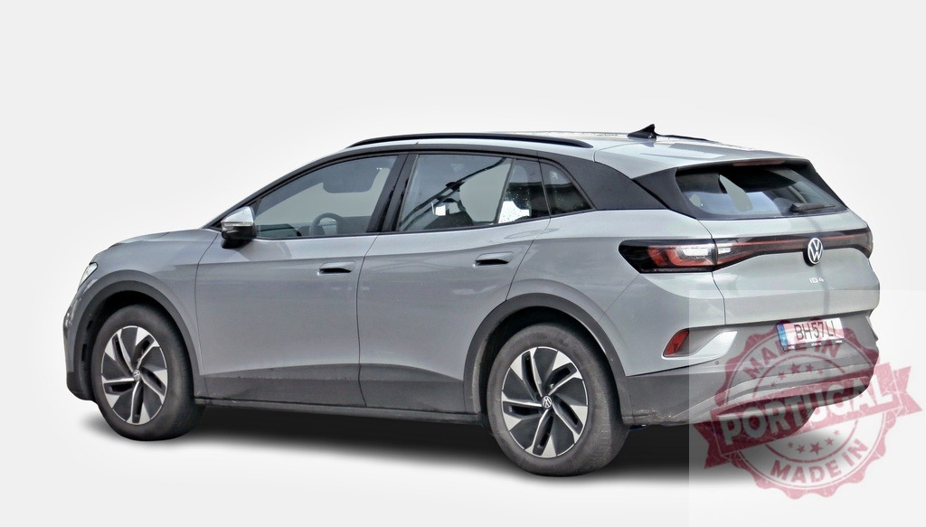 Volkswagen ID.4 electric SUV standing still on white background | Modern electric Volkswagen ID.4 crossover SUV parked on a white background, showcasing its sleek design and eco-friendly technology - Realisiert mit Pictrs.com