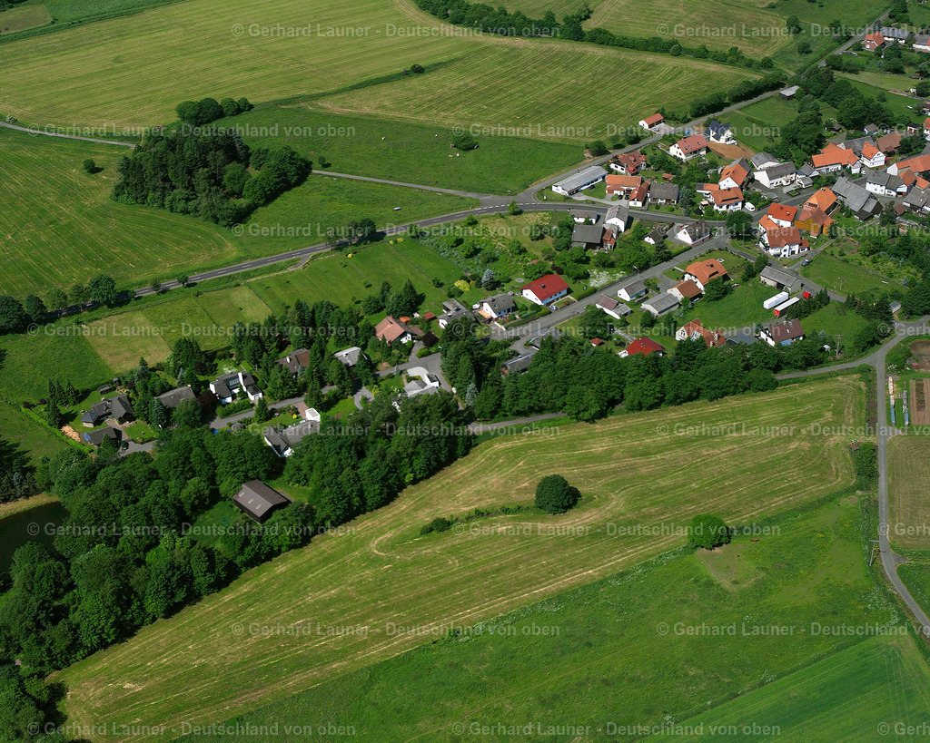 2614714 | FELDKRüCKEN 09.06.2006 Landwirtschaftliche Nutzflächen und Feldgrenzen  umsäumen das Siedlungsgebiet des Dorfes in Feldkrücken im Bundesland Hessen, Deutschland // Agricultural land and field boundaries surround the settlement area of the village  in Feldkrücken in the state Hesse, Germany Foto: Gerhard Launer