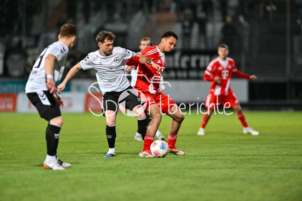 SV Wacker Burghausen - FC Bayern Amateure | BURGHAUSEN, GERMANY - 01. APRIL: im Duel Denis ADE (Wacker Burghausen 32) und Vincent Ugo MANUBA (FC Bayern München II 21) während dem Match zwischen dem SV Wacker Burghausen und den Amateuren des FC Bayern München am 26. Spieltag der Regionalliga Bayern im Flatbuy Stadion