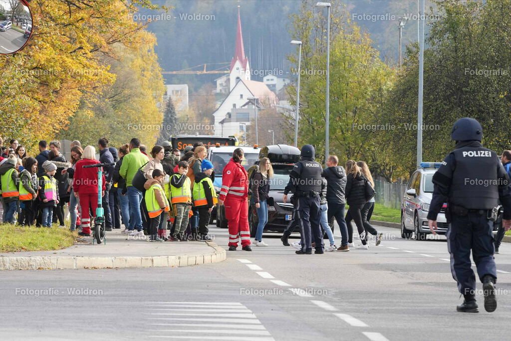 20221111 Amoklauf in Mittelschule Haselstauden | DORNBIRN, OESTERREICH - 11. NOVEMBER: Polizeieinsatz waehrend des Amoklaufs in der Mittelschule Haselstauden in Mittelschule Haselstauden on November 11, 2022 in Dornbirn, Austria.
