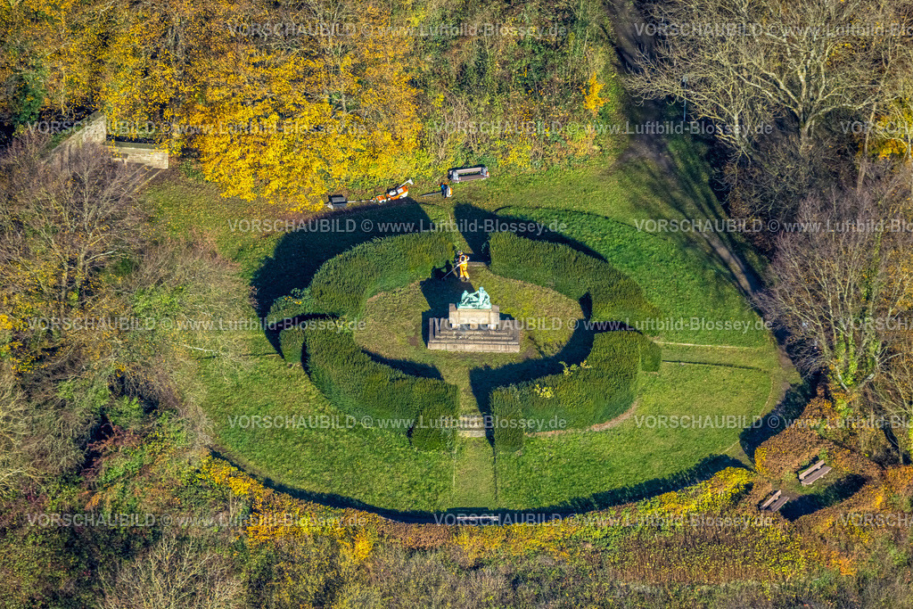 Wetter251103864 | Luftbild, Burgruine Volmarstein mit Denkmal und Gedenkstätte für gefallene Söhne, Gartenarbeiten, herbstliche Bäume, Volmarstein, Wetter, Ruhrgebiet, Nordrhein-Westfalen, Deutschland