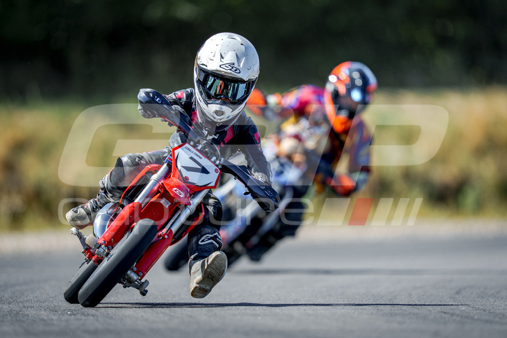SuperMoto_Staatsmeisterschaft_Fuglau-483 | GRIPcapture steht für authentische Sportfotografie in Österreich – für Momente, die mehr sind als Geschwindigkeit oder Ergebnis. Es geht um Emotion, Spannung, Fokus und den Augenblick, der oft nur einen Wimpernschlag dauert.Ob Motorsport, Teamsport oder 