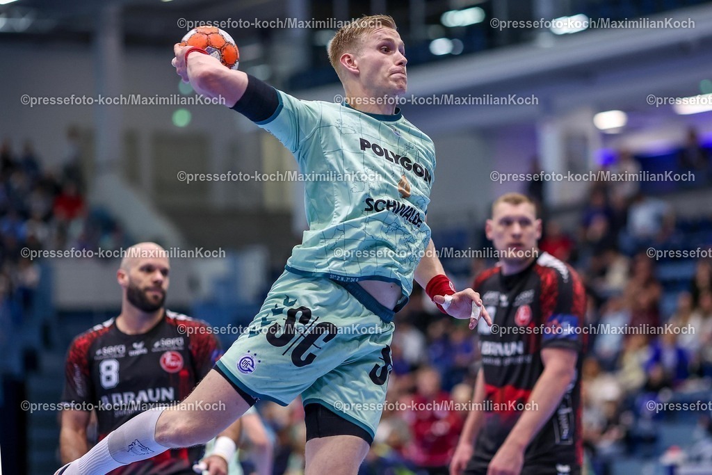 Gum25032501067 | 25.03.2025, Handball, European League - Play-Offs, VfL Gummersbach - MT Melsungen, Schwalbe-Arena: Ellidi Snaer Vidarsson (GUM #4) wirft den Ball auf das Tor 