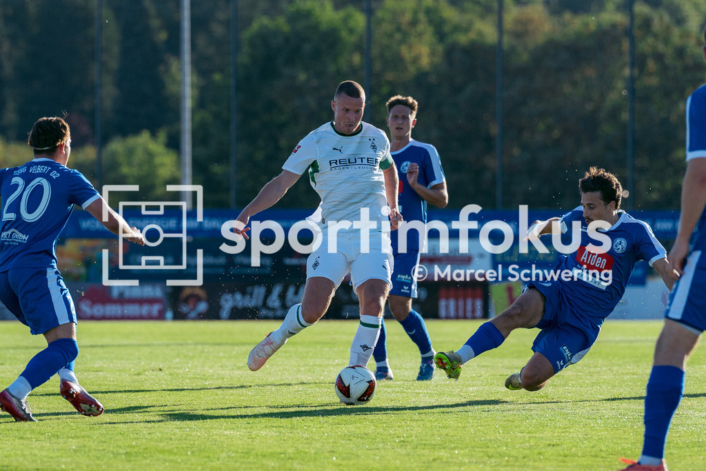 SSVg Velbert 02 – Borussia Mönchengladbach | Nico Elvedi (Borussia Mönchengladbach) am Ball. Testspiel zwischen der SSVg Velbert 02 und Borussia Mönchengladbach in Velbert, 12.08.2026. Endstand: 0:8. sportimfokus / Marcel Schwering - Realisiert mit Pictrs.com