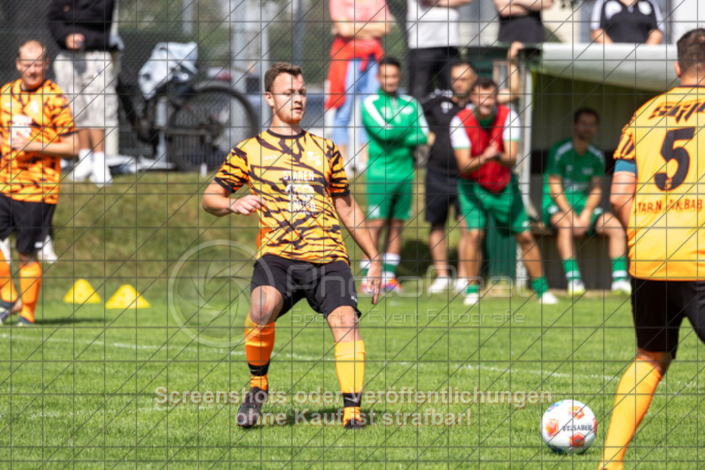 20250824_151709_0396 | #,KSG Eislingen (grün) vs. SGM Jebenhausen-Bezgenriet (orange), Fussball, Kreisliga A3 - Bezirk Neckar/Fils, 01. Spieltag, Saison 2025/2026, Rasensportplatz, Albstraße 69, 73054 Eislingen, 24.08.2025 - 15:00 Uhr,Foto: PhotoPeet-Sportfotografie/Peter Harich