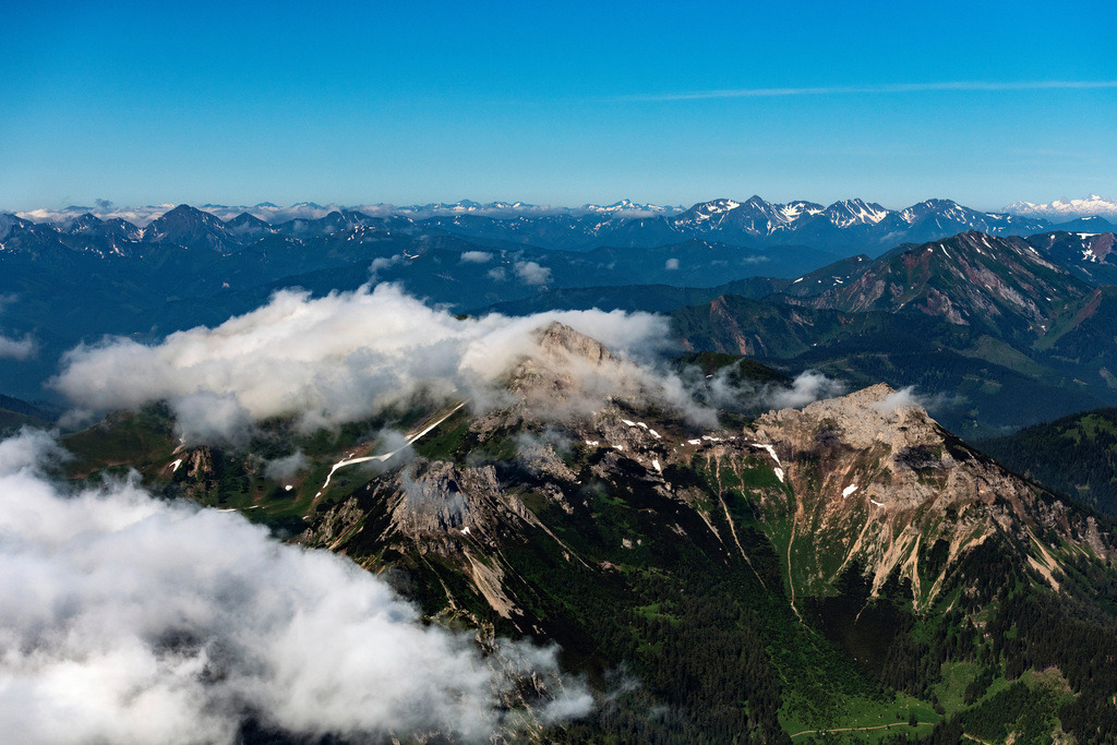 dr__0025690.jpg | EISENERZ 25.06.2019 Wolken am Gipfel der Tullingeralm in den Ennstaler Alpen in der Felsen- und Berglandschaft in Eisenerz in Steiermark, Österreich. // Clouds on Rocky and mountainous landscape of Tullingeralm in den Ennstaler Alpen in Eisenerz in Steiermark, Austria. Foto: Daniel Reiter