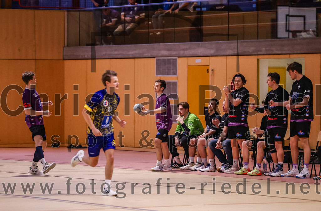 2024-12-14_015_SpVgg_Altenerding_gegen_MTV_Pfaffenhofen | Erding, Deutschland, 14.12.2024:Handball, Bezirksoberliga Männer 2024 / 2025, 10. Spieltag, SpVgg Altenerding gegen MTV Pfaffenhofen, Endergebnis: 32:30Ferdinand Menzel (SpVgg Altenerding, #75), Joseph Wyhnalek (SpVgg Altenerding, #2), Torwart Jannik Fleps (SpVgg Altenerding, #33)Foto: Christian Riedel / fotografie-riedel.net