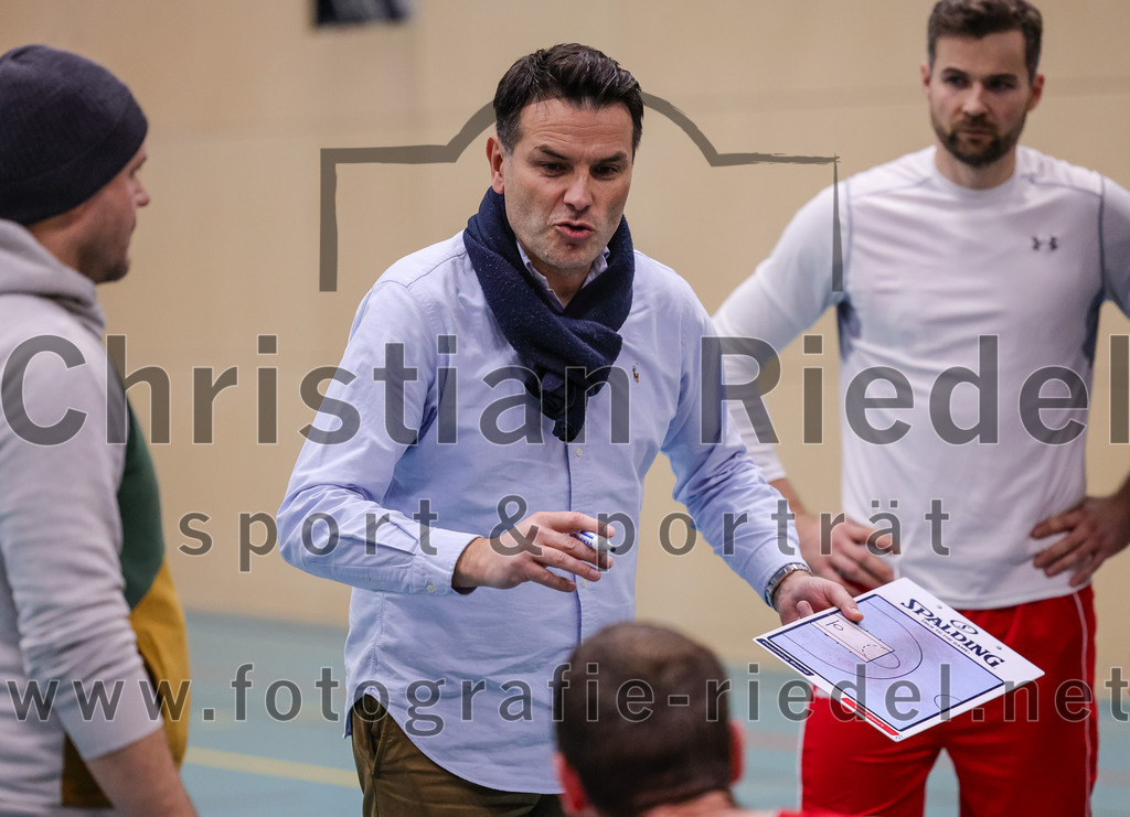 2025-12-06_032_TSV_Vaterstetten_gegen_MTV_1879_Muenchen | Vaterstetten, Deutschland, 06.12.2025:Basketball, 2. Regionalliga Süd 2025 / 2026, 9. Spieltag, TSV Vaterstetten gegen MTV 1879 München, Endergebnis: 58:83Trainer Marijo Knezevic (MTV 1879 München)Foto: Christian Riedel / fotografie-riedel.net