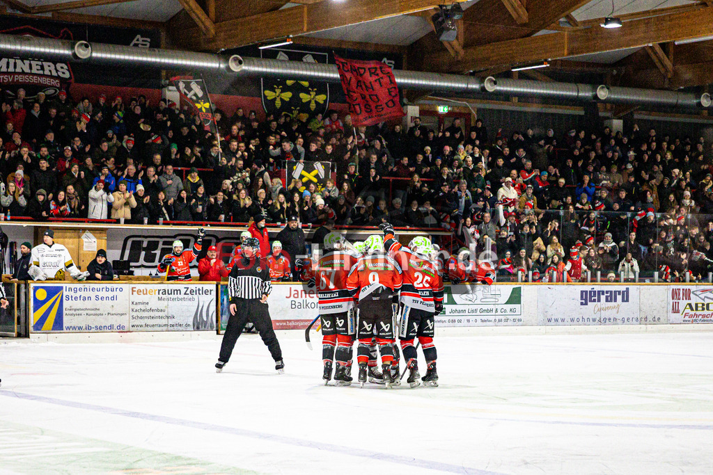 TSV Peißenberg MINERS gegen EHC Königsbrunn PINGUINE | Eishockey Bayernliga Herren Playoffs Viertelfinale 2024/25 - Spiel 4 von 7, TSV Peißenberg MINERS gegen EHC Königsbrunn PINGUINE, 20250216,Tor MINERS, Zuschauer im Hintergrund, Jubel,2025-02-16 in Peißenberg (Eisstadion Peißenberg)Copyright: WolfgangxLindner foto-lindner.de