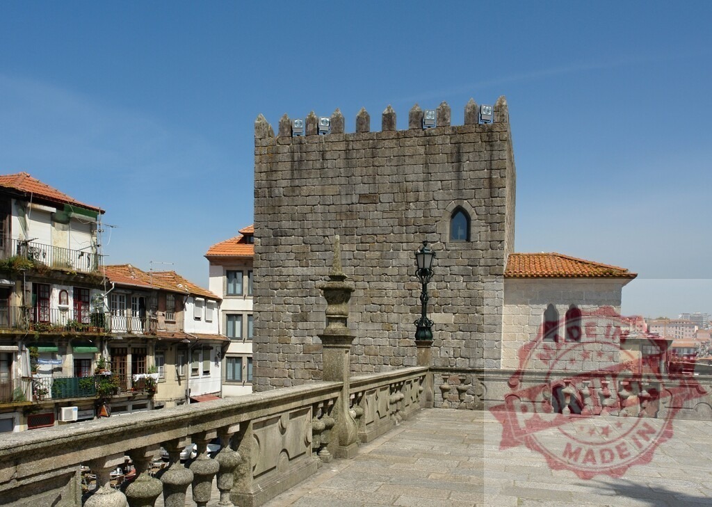 Porto Cathedral tower, medieval architecture in Portugal. Porto - Portugal | Porto Cathedral stone tower standing above old city buildings under a clear sky - Realisiert mit Pictrs.com