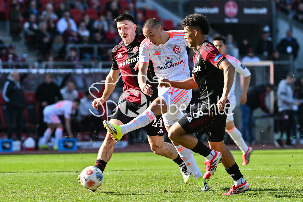 1. FC Nürnberg - Fortuna Düsseldorf | NUREMBERG, GERMANY - 07. MARCH:  im Duell Ondrej KARAFIAT (1. FC Nuernberg 44) und Marin LJUBICIC (Fortuna Düsseldorf 20) und Henri KOUDOSSOU (1. FC Nuremberg 8) während dem Match zwischen dem 1. FC Nürnberg und Fortuna Düsseldorf am 25. Spieltag der 2. Bundesliga im Max Morlock Stadion / DFL REGULATIONS PROHIBIT ANY USE OF PHOTOGRAPHS AS IMAGE SEQUENCES AND/OR QUASI-VIDEO