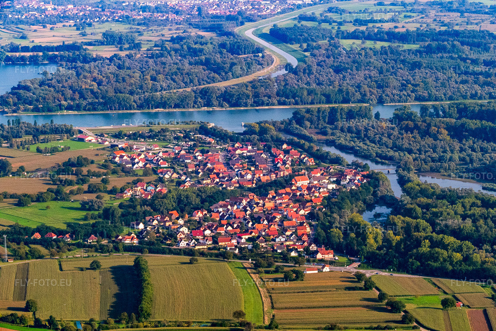 Vue aérienne: Vue du village depuis le nord-ouest, à l'embouchure de la Sauer dans le Rhin. à Munchhausen dans le département Bas Rhin, France – .Photo: P1000856.jpg prise le 15/09/2014 par Werner Riehm/FLY-FOTO.eu – Résolution de l'original: 5472 x 3648 px