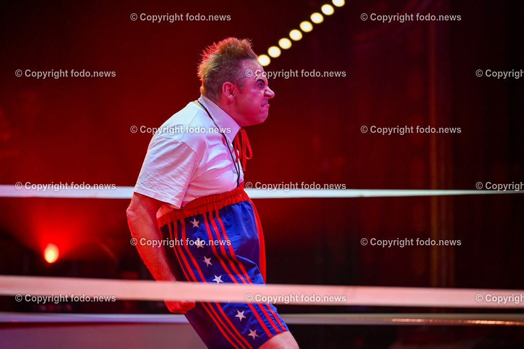 Zirkus Louis Knie_ 17.02.2024-53 | 17.02.2024, Linz, AUT, Circus Louis Knie 2024, im Bild Circus, Zirkus, Zelt, Artisten, Kuenstler, Trapez, Show, Clown, Zuschauer, Hunde, Ponys, Licht, Musik, Akrobaten, Akrobatik, Luftakrobatik